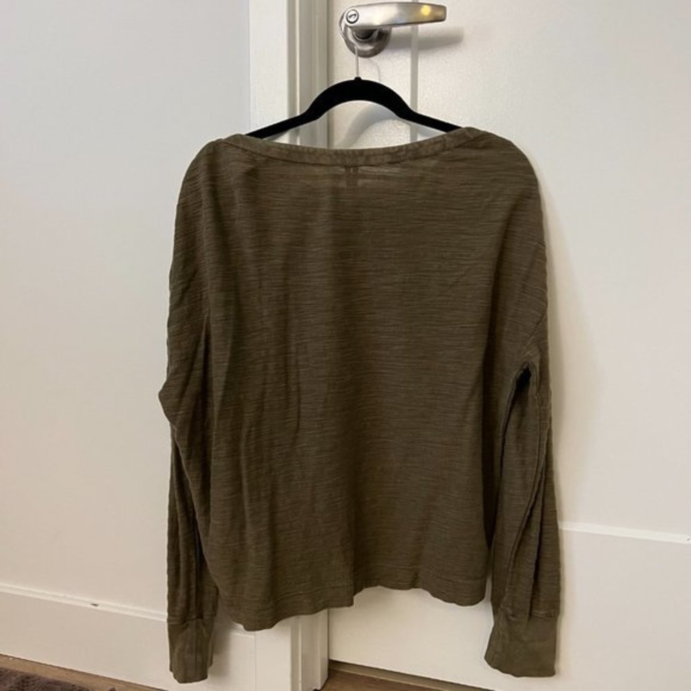 Anthropologie Delilah Pullover olive green long sleeve with button detailing - Picture 5 of 5